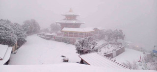 उपत्यका घेर्ने डाँडामा हिमपात सुरु, हिउँ खेल्न जानेको संख्या बढ्यो