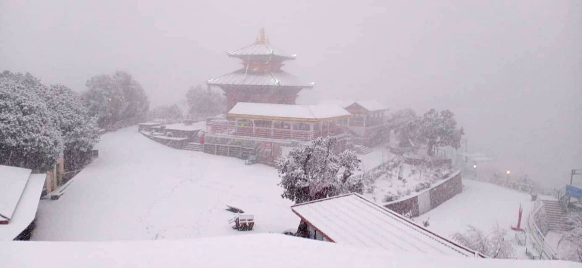 उपत्यका घेर्ने डाँडामा हिमपात सुरु, हिउँ खेल्न जानेको संख्या बढ्यो