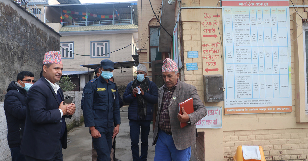 यातायात कार्यालय चितवनमा मन्त्रीको छड्के