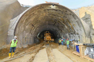सुरुङ निर्माण सिक्दै नेपाली इन्जिनियर