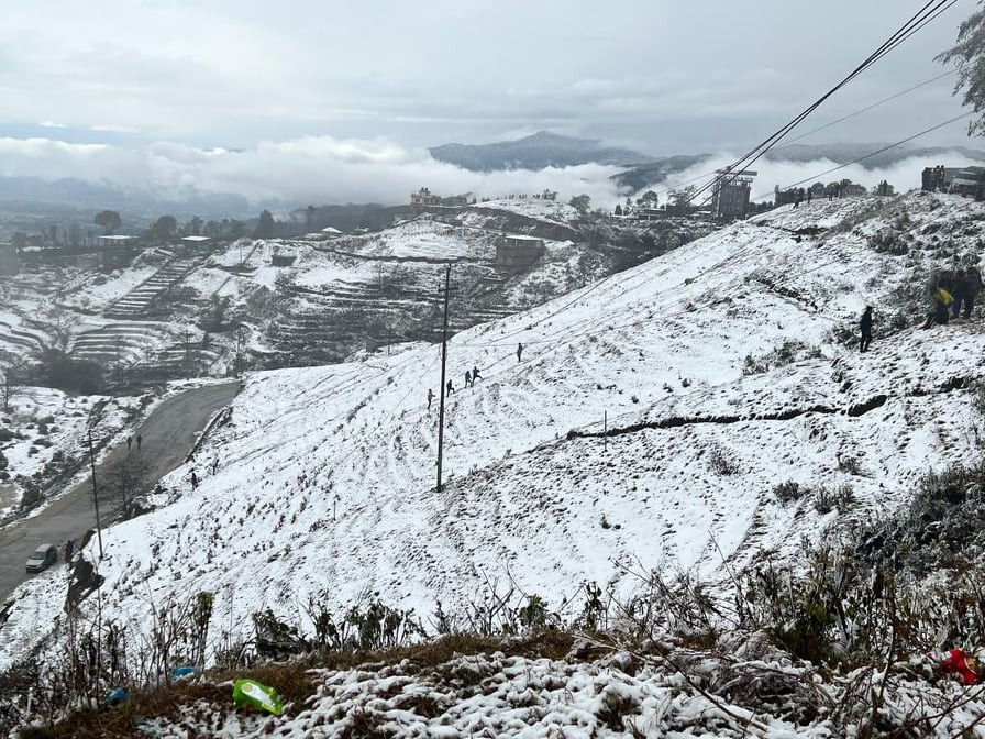 नगरकाेटमा हिउँ खेल्नेकाे भीड (फाेटाे फिचर)