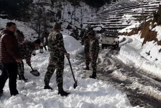 सेनाले हिउँ हटाएपछि दशरथचन्द राजमार्ग सुचारु
