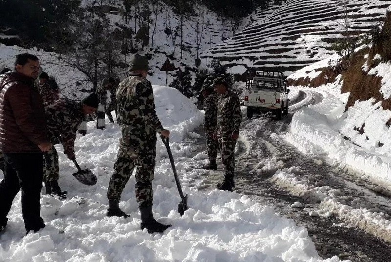 सेनाले हिउँ हटाएपछि दशरथचन्द राजमार्ग सुचारु
