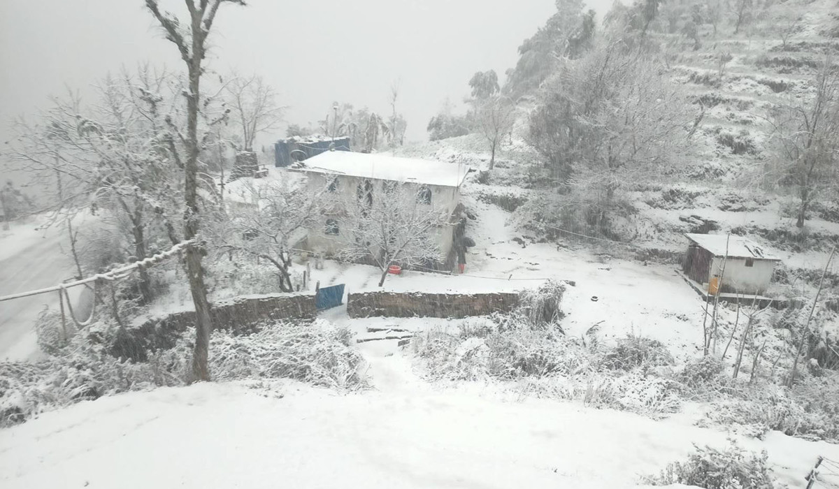 हिमपातले अवरुद्ध दुई राजमार्ग सञ्चालनमा, एक अझै अवरुद्ध