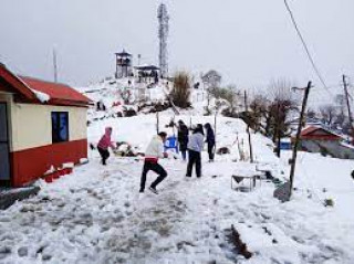 ४३ वर्षपछि आँबुखैरेनीमा हिमपात भएपछि आन्तरिक पर्यटक ओइरो