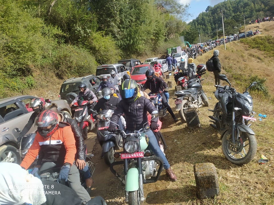 हिउँ खेल्न जानेका कारण नगरकोटमा जाम (फोटो फिचर)