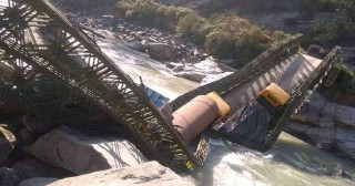 क्षमताभन्दा बढीका ट्रक तार्दा अरुण नदीको बेलिब्रिज भाँचियो, तीनवटा ट्रक पुलमै अड्कियो