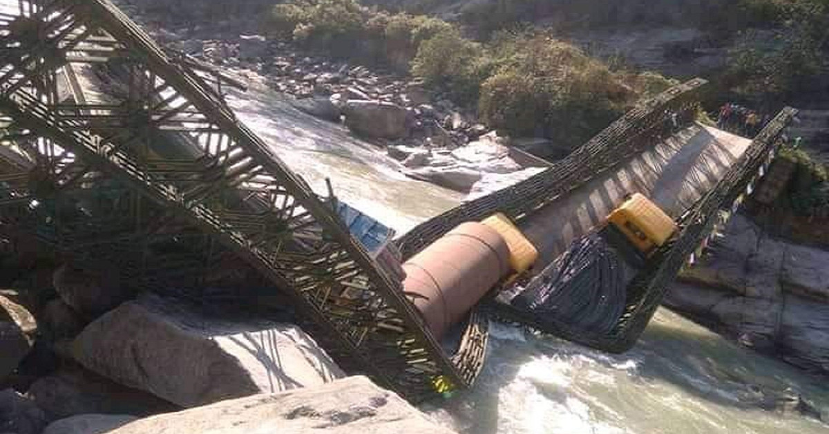 क्षमताभन्दा बढीका ट्रक तार्दा अरुण नदीको बेलिब्रिज भाँचियो, तीनवटा ट्रक पुलमै अड्कियो
