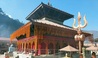 शिवरात्रिका लागि सिङ्गारिएको डोलेश्वर मन्दिर (फोटो फिचर)
