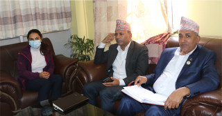 यातायात कार्यालयमा मन्त्रीको छड्के,  कर्मचारीसँग 'अन द स्पट' प्रष्टीकरण