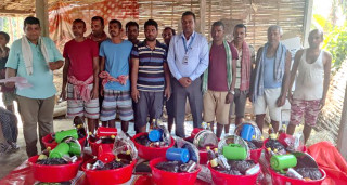 आगलागीमा परेका  ११ परिवारलाई माछापुच्छ्रे बैंकको सहयोग