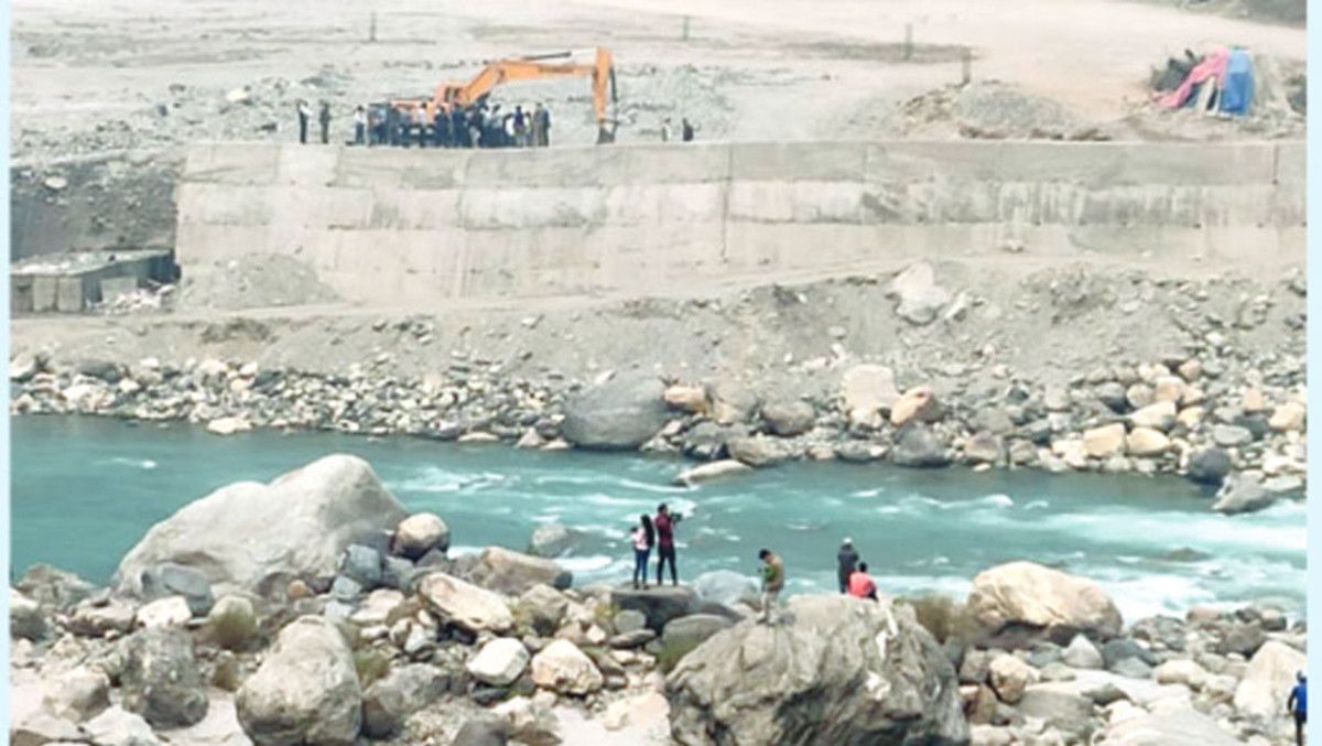महाकालीमा एकतर्फीरूपमा तटबन्ध बनाउँदै भारत