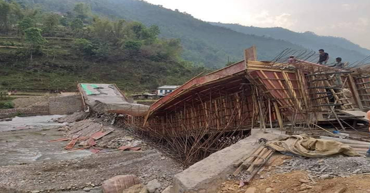 दुई ठाउँमा बन्दै गरेको पुल भत्कियो, ८ जना घाइते
