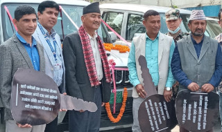 मन्त्री चौधरीद्वारा खानेपानीका ११ उपभोक्ता समितिलाई सवारी वितरण