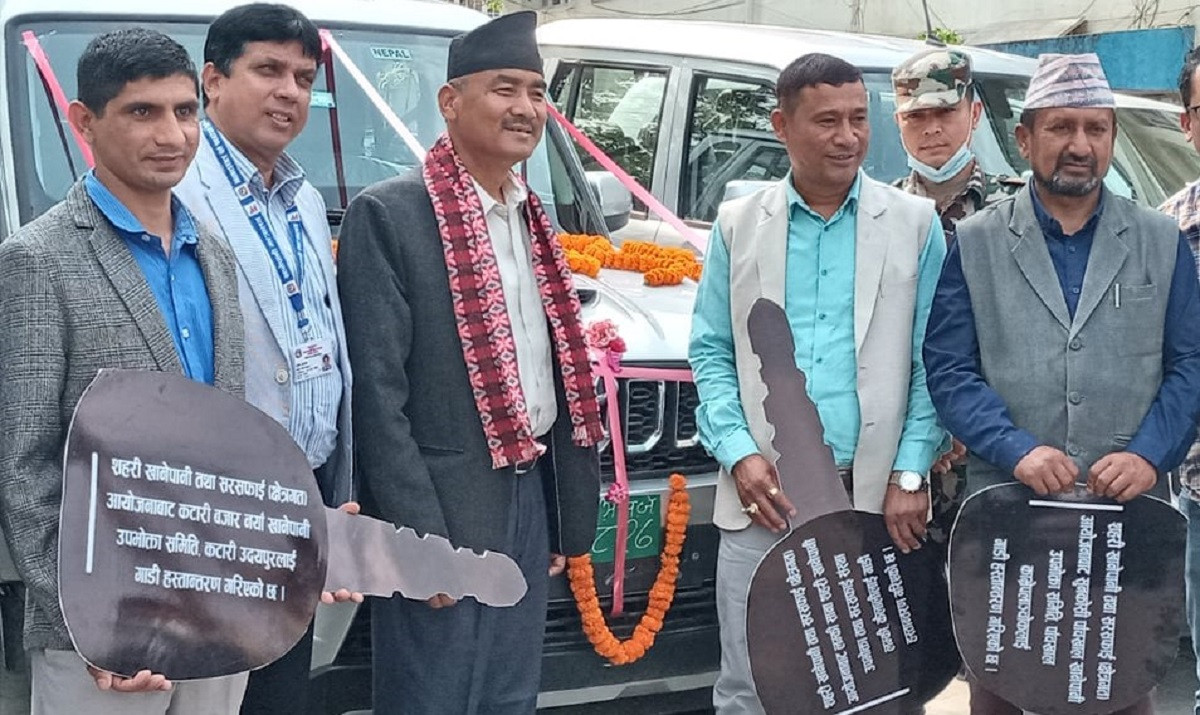 मन्त्री चौधरीद्वारा खानेपानीका ११ उपभोक्ता समितिलाई सवारी वितरण