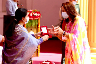 मेगा बैंककी कामु सिइओ रविना देशराज श्रेष्ठलाई सरकारबाट विभुषित