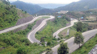 आज बिहानैदेखि स्थानीयले गरे बिपी राजमार्ग अवरुद्ध