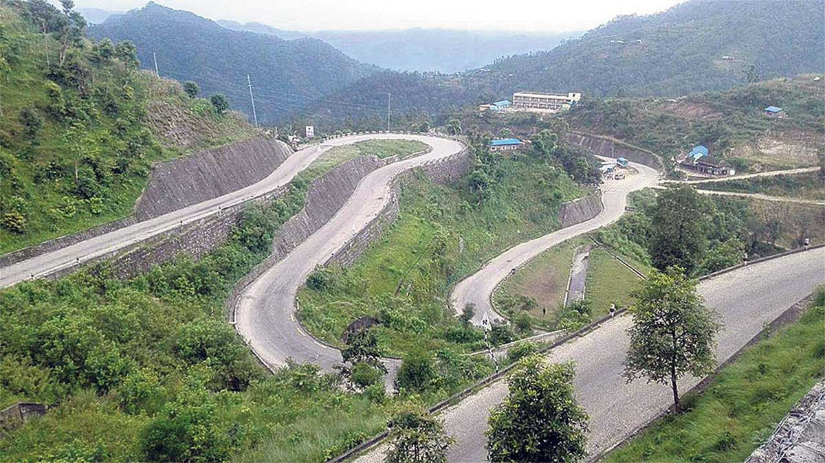 आज बिहानैदेखि स्थानीयले गरे बिपी राजमार्ग अवरुद्ध