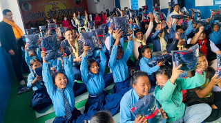 किवानीज क्लव हिमालयद्वारा विद्याथीलाई स्कुल पोषाक तथा जुत्ता वितरण 