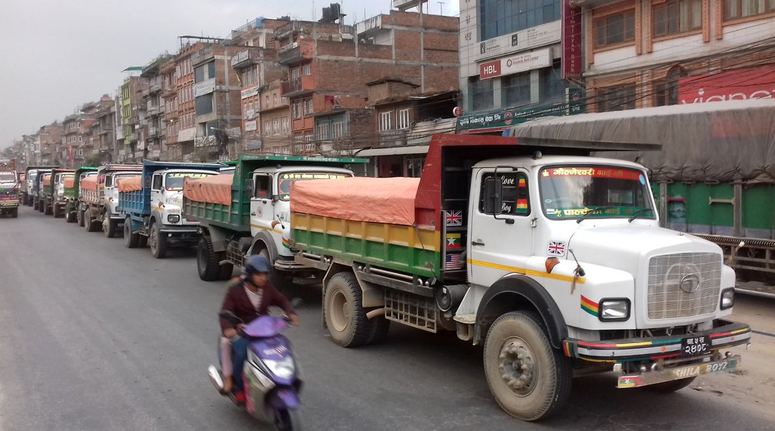 दशैंको रोक खुलेलगत्तै बढ्यो टिप्परको मनोमानी