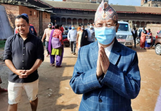 नेपाल मजदुर किसान पार्टीका अध्यक्ष नारायण मान बिजुक्क्षेद्वारा मतदान