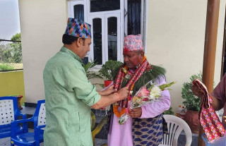 काँग्रेस उम्मेदवारले निर्वाचित मेयरलाई घरमै गएर दिए बधाई