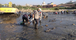 वाग्मती नदी किनारमा फोहर फाल्ने र ढल हाल्नेलाई ५ हजार जरिवाना