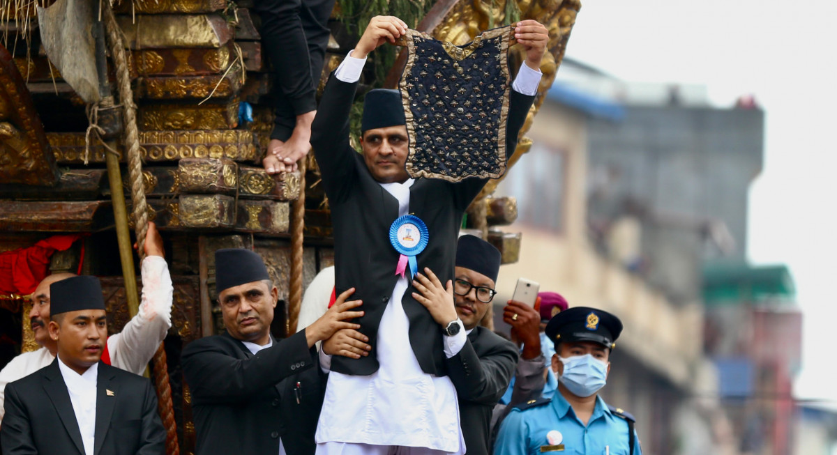 रातो मछेन्द्रनाथको  भोटो देखाउँदै  (फोटो फिचर)