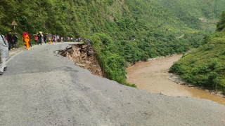 भासिएका कारण तनहुँको आँबुखैरेनी सडक एकतर्फीमात्रै सञ्चालन