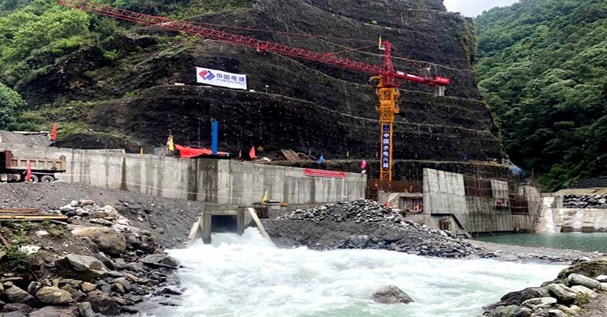 याङ्ग्री र लार्केको पानी वितरणका लागि पाइप बिच्छ्याइँदै 
