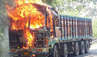सप्तरीमा गुडिरहेको ट्रकमा आगो लाग्यो