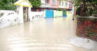 मनोहरा खोलाको बहाव बस्ति नजिक, काठमाडौ र भक्तपुरका बस्ति जोखिममा