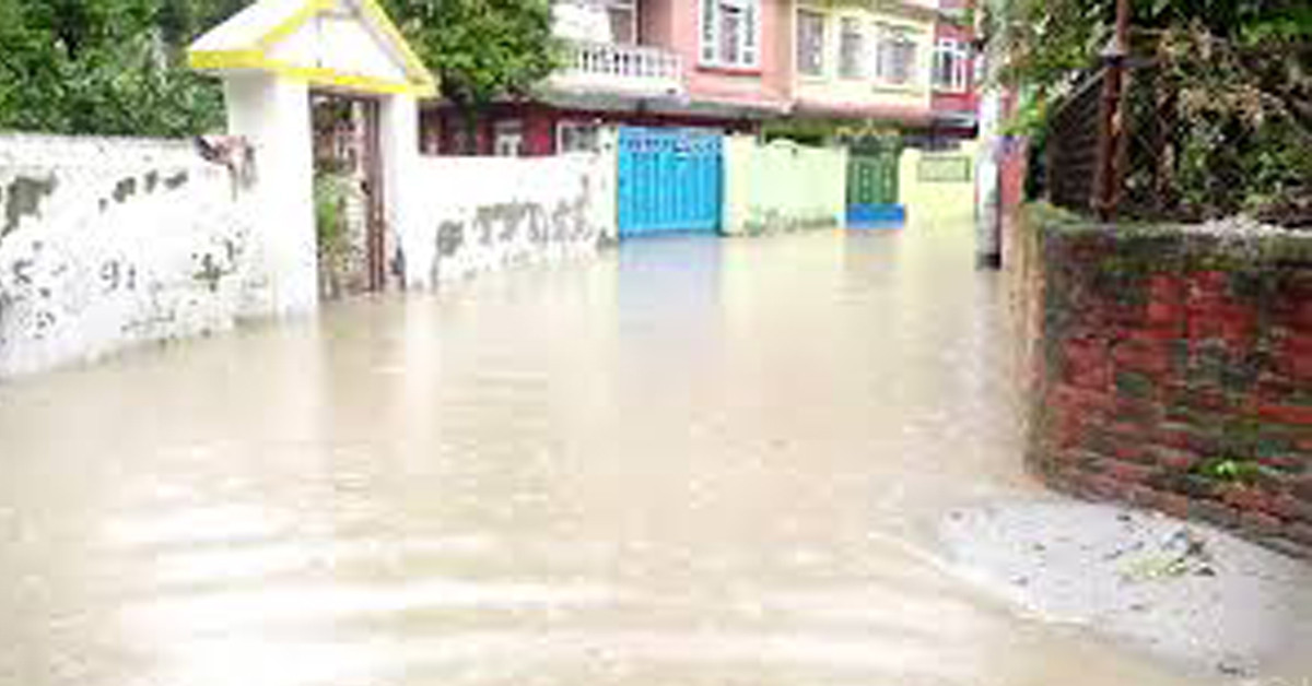 मनोहरा खोलाको बहाव बस्ति नजिक, काठमाडौ र भक्तपुरका बस्ति जोखिममा