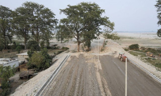 सिमलको रुखले रोकिएको सडक निर्माण