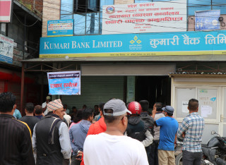 आर्थिक चलखेलमा यातायात कार्यालय सार्न लागेको भन्दै  बिरोध 