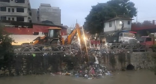 धोबीखोलामा फोहोर फाल्ने कम्पनीलाई बालेनले गरे २५ हजार जरिवाना