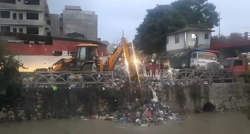 धोबीखोलामा फोहोर फाल्ने कम्पनीलाई बालेनले गरे २५ हजार जरिवाना