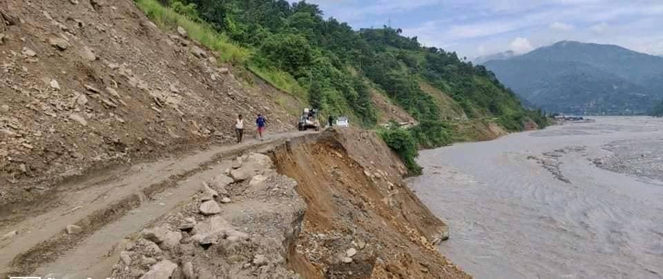 बाढीले मेलम्ची–हेलम्बु सडकखण्ड अवरुद्ध