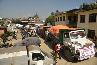 काठमाडौंको फोहोर लैजान ट्रक व्यवसायीको सहयोग 