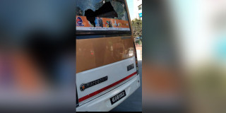काठमाडौंकाे २ स्थानमा सार्वजनिक सवारी तोडफोड 