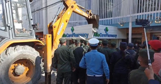 काठमाडौँ महानगरपालिका प्रमुखको एक्सन बिहान अनुगमन, दिउँसो डोजर