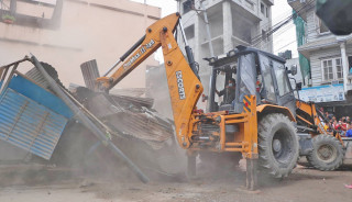 महानगरले भत्काइयो ढुङ्गेधाराको सात टहरासहित तीन भर्याङ