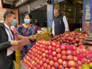 सुर्यविनायक नगरपालिकाले थाल्यो बजार अनुगमन, १६ हजार बराबरको गुणस्तरहीन सामान नष्ट