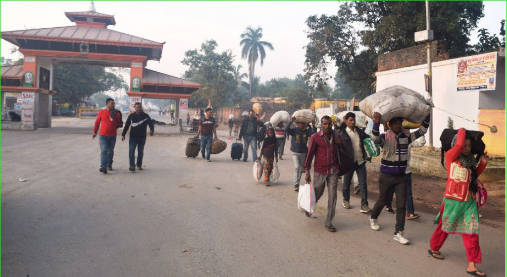 दशैँमा नाकाबाट घर फर्किनेको भीड, एकैदिन फर्किए ११ सय जना