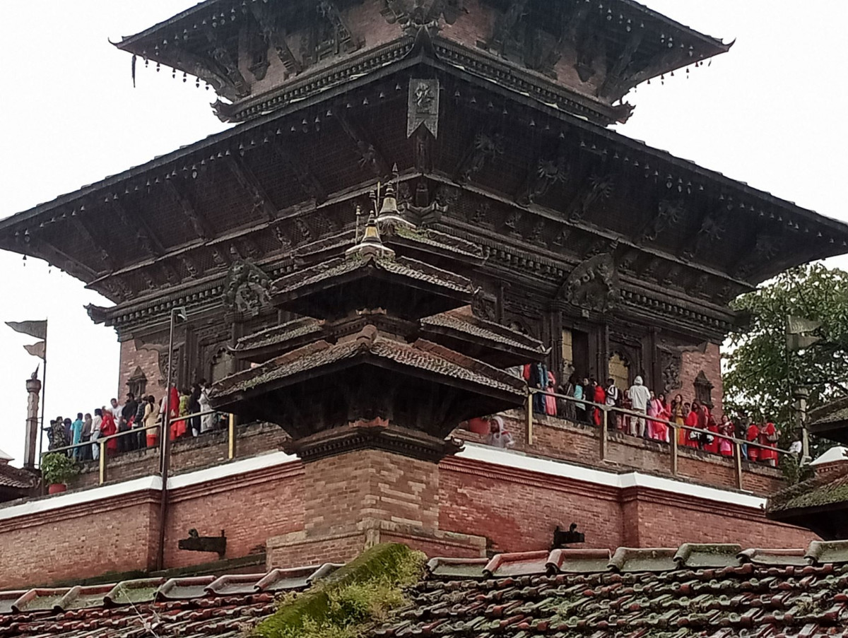 दुर्गा पक्षको नवौँ दिन : वर्षाको वास्ता नगरी तलेजु मन्दिरमा भक्तजनको भिड, फाेटाेफिचर