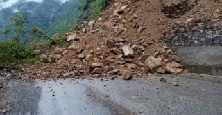 त्रिभुवन राजपथमा सुख्खा पहिरो, काठमाडाैं-हेटाैंडा यातायात अवरुद्ध