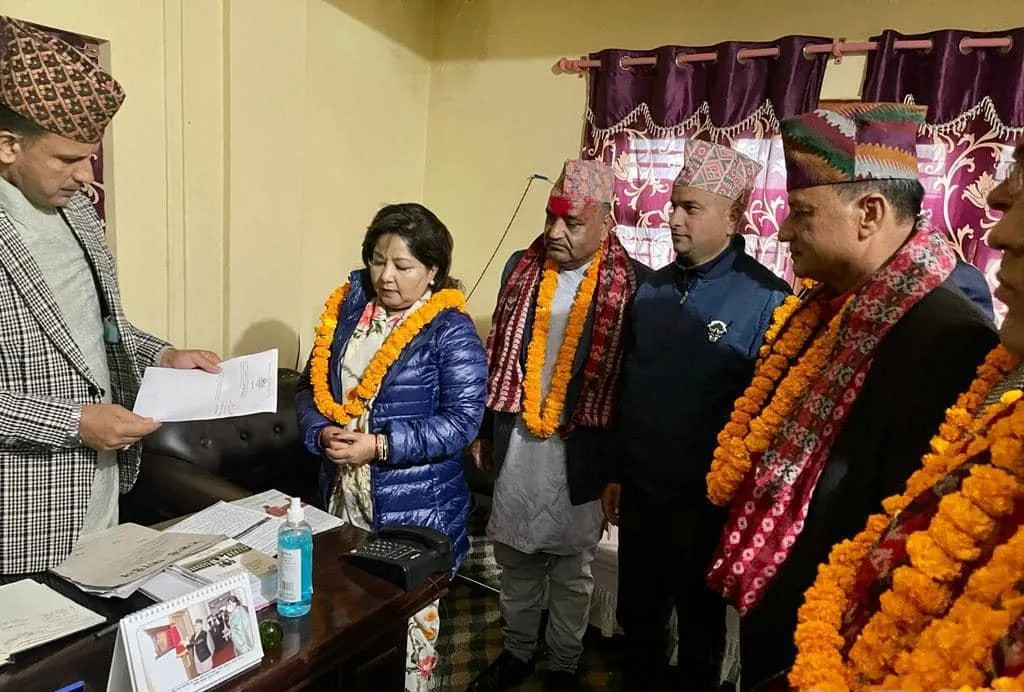 प्रधानमन्त्री देउवाले पत्नी आरजुमार्फत गराए उम्मेदवारी दर्ता