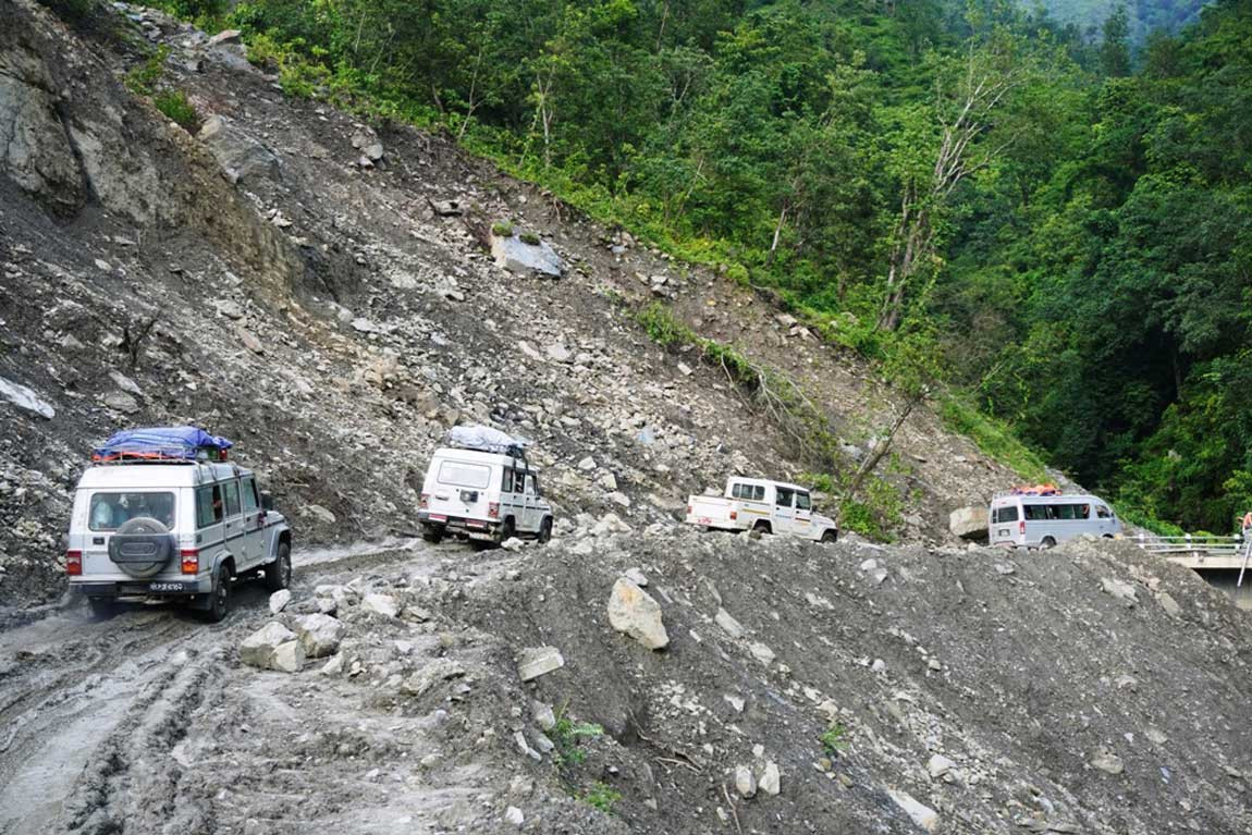 बीस दिनदेखि अवरुद्ध कर्णाली राजमार्ग सञ्चालनमा