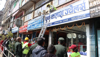काठमाडौं महानगरले हटायो एकै भवनबाट ४३ वटा बोर्ड
