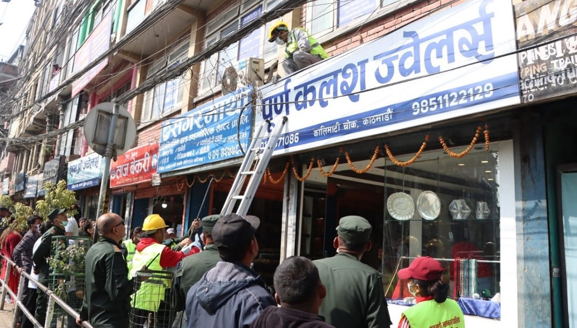 काठमाडौं महानगरले हटायो एकै भवनबाट ४३ वटा बोर्ड